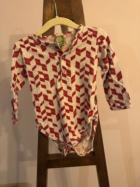 Nui Long-Sleeve Henley Bodysuit in Red and Cream Geo Print